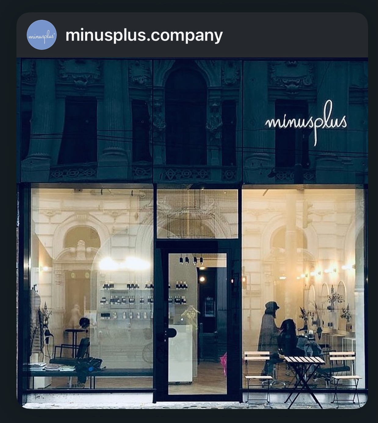Schaufenster von minusplus am Abend